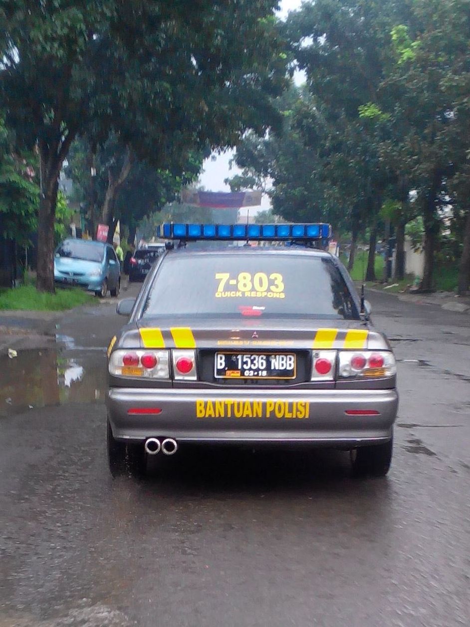 Mobil Polisi KW Berkeliaran Di Sekitar BSD Lalulintas PasangMata