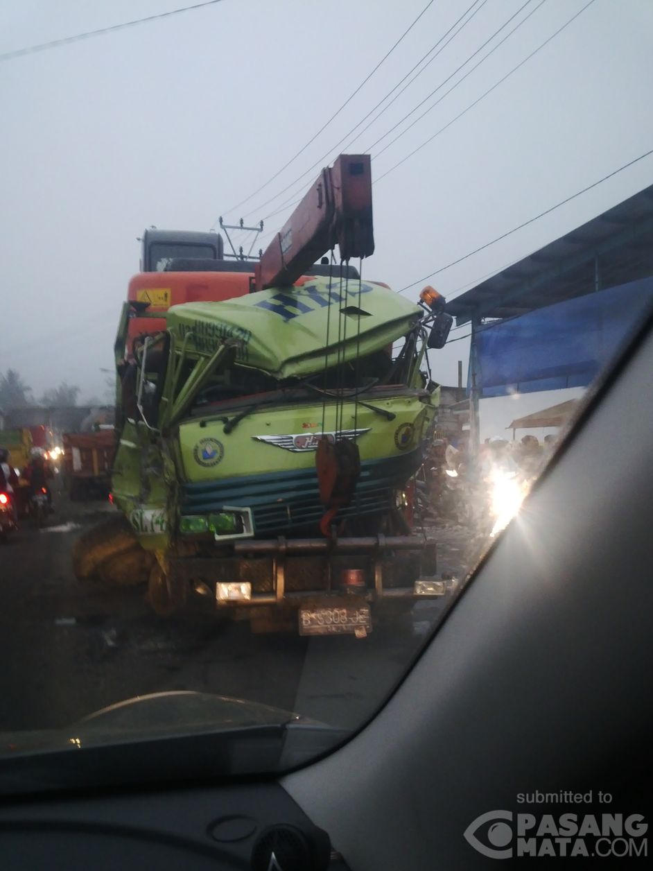 Truk Pengangkut Alat Berat Tabrakan Di Cimande Bogor Lalulintas