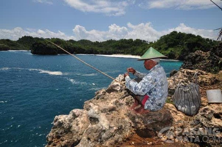 Hasil gambar untuk memancing di pantai srau