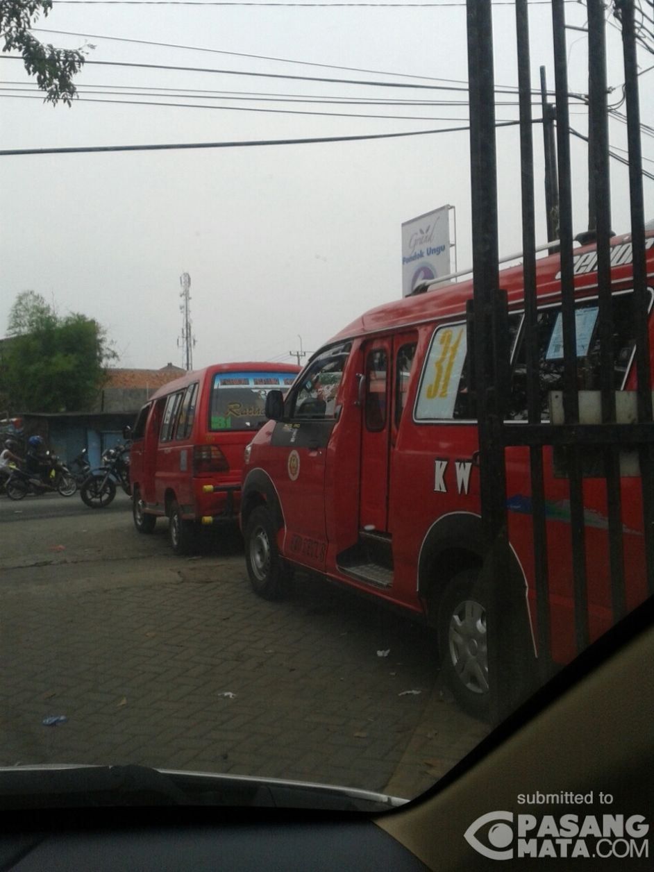 Angkot Ngetem Sembarangan Di Depan Jalan Taman Harapan Baru