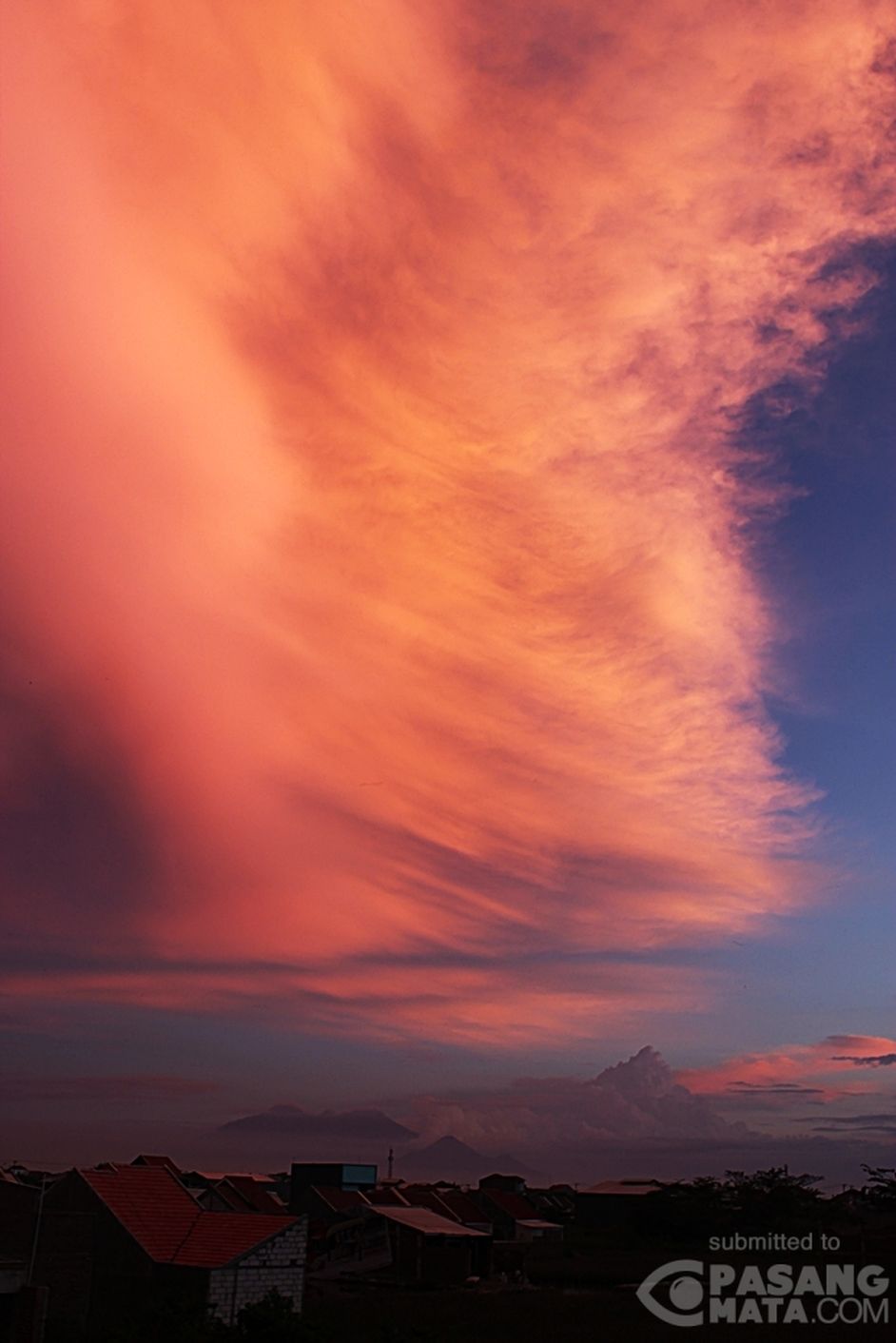  Pemandangan  Menakjubkan Awan Merah di  Langit Surabaya  