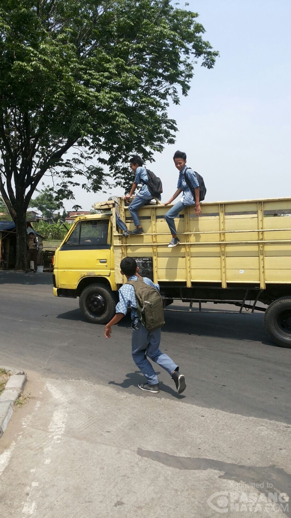 660 Koleksi Gambar Anak Sekolah Naik Truk Gratis Terbaru
