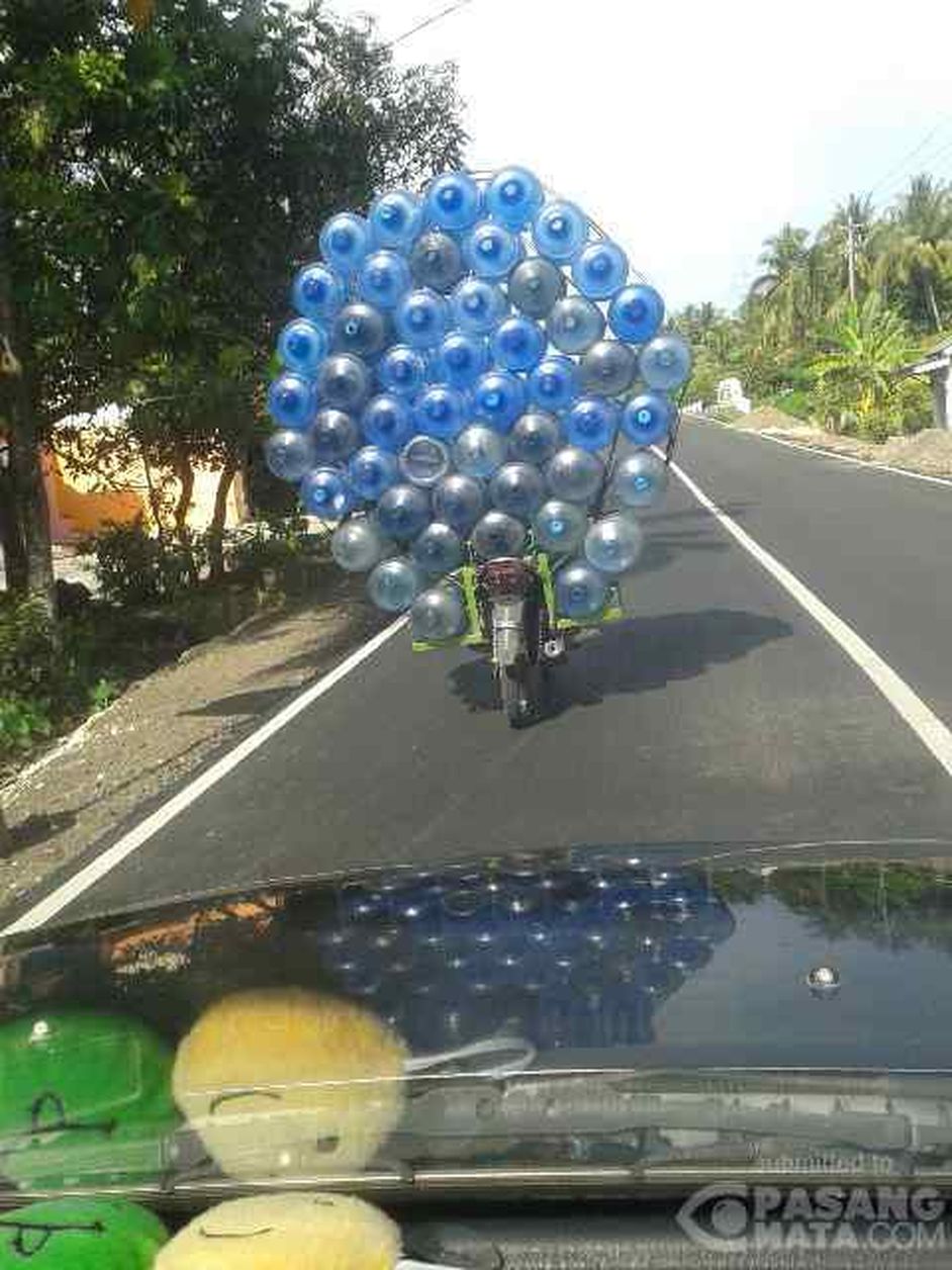 Waduh Coba Tebak Berapa Galon Yang Dibawa Pemotor Ini