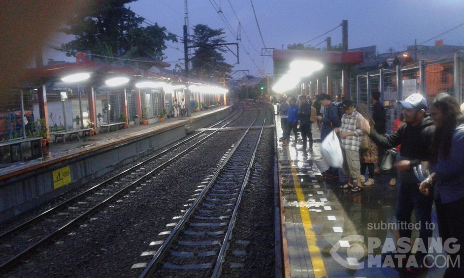 Stasiun Rajawali Dipenuhi Penumpang ke Arah Bogor • # 