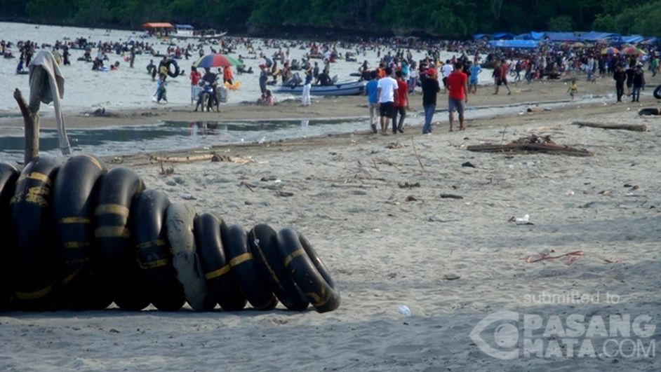 Pantai Batu Gong Dipadati Pengungjung Saat Libur Tahun Baru Pantai Batu Gong Dipadati Pengungjung Saat Libur Tahun Baru