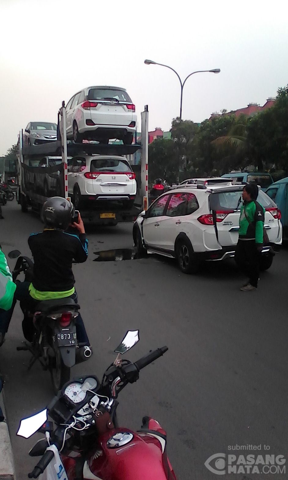 Mobil Merosot dari Truk Pengangkut di Depan MOI Mobil Merosot dari Truk Pengangkut di Depan MOI