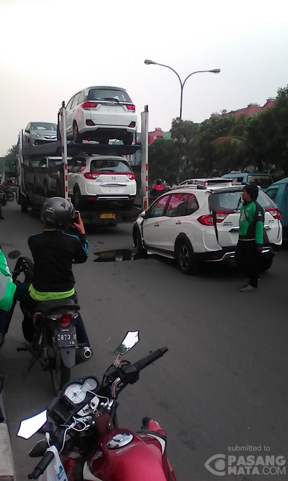  Mobil  Merosot dari  Truk  Pengangkut di Depan  MOI  