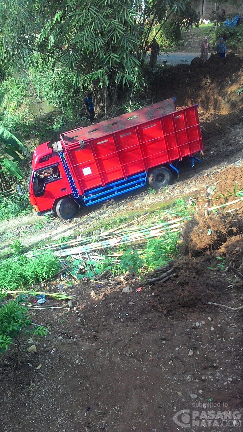 Truk Muatan Pasir Terperosok Di Sidototo Kecelakaan PasangMata