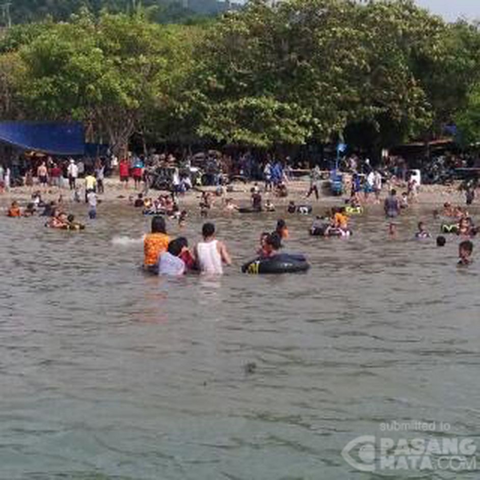 Wisatawan Lokal Padati Pantai Kelapa Tujuh Merak Wisata