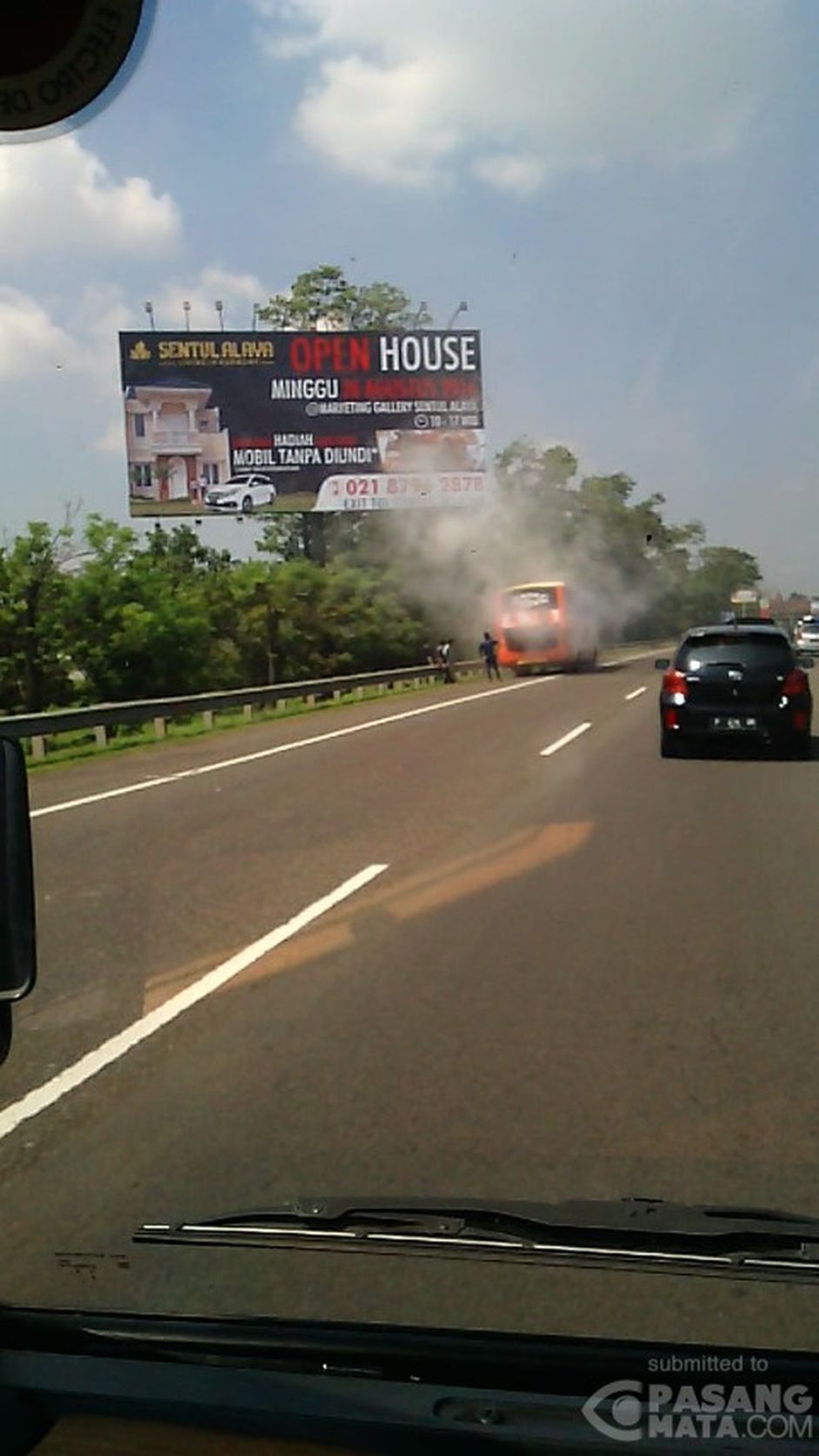 Bus Terbakar Terlihat di Bahu Tol Jagorawi Arah Sentul 