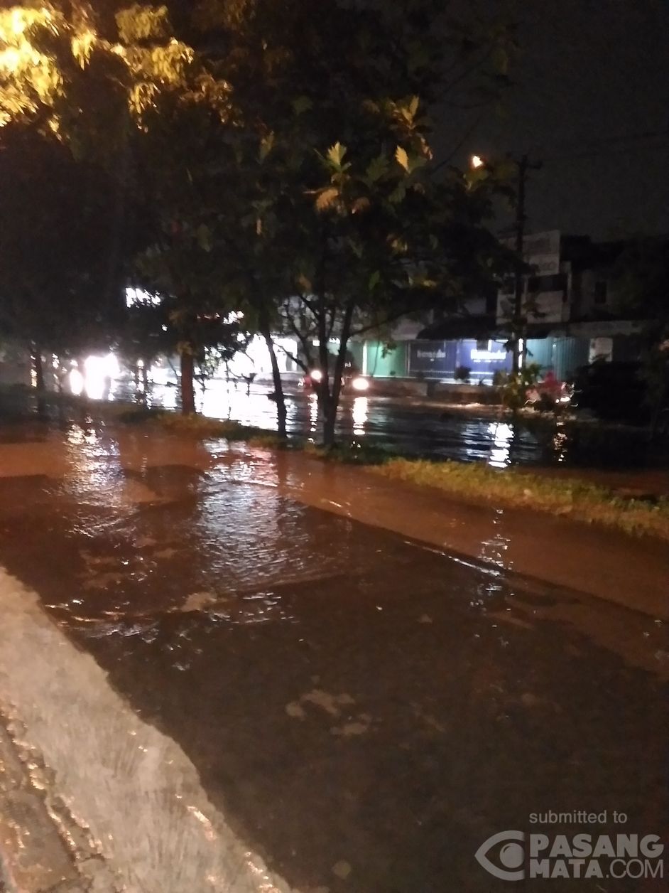 Air Menggenagi Perumahan Taman Narogong Indah Bekasi Banjir Pasangmata