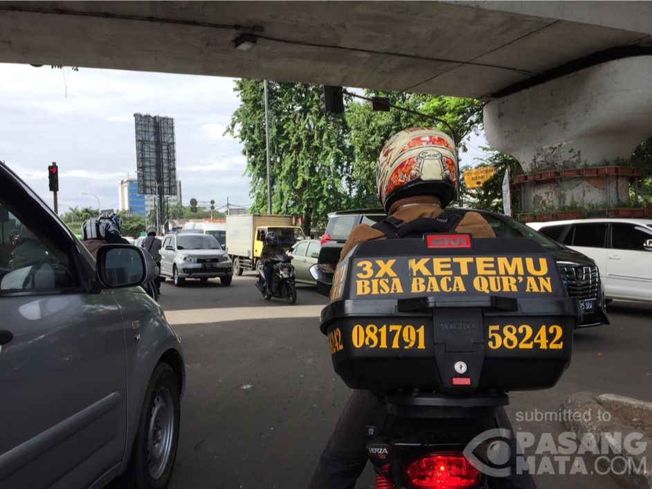  Unik  Biker Ini Promosi Jasa Dengan Stiker  di Box Motor  