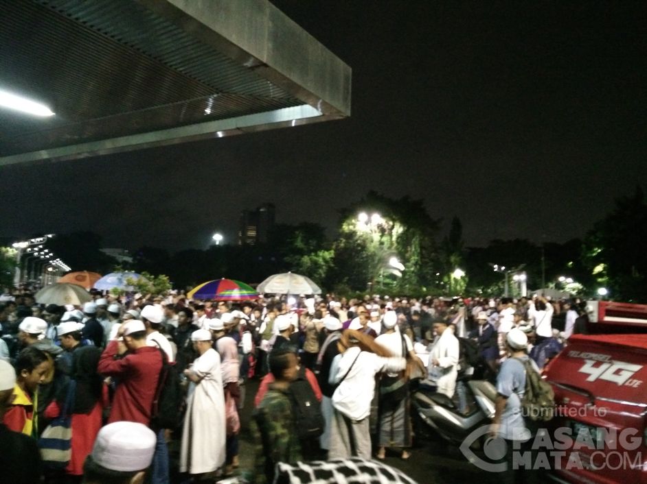 Massa Aksi 112 Memadati Pintu Utama Masjid Istiqlal   