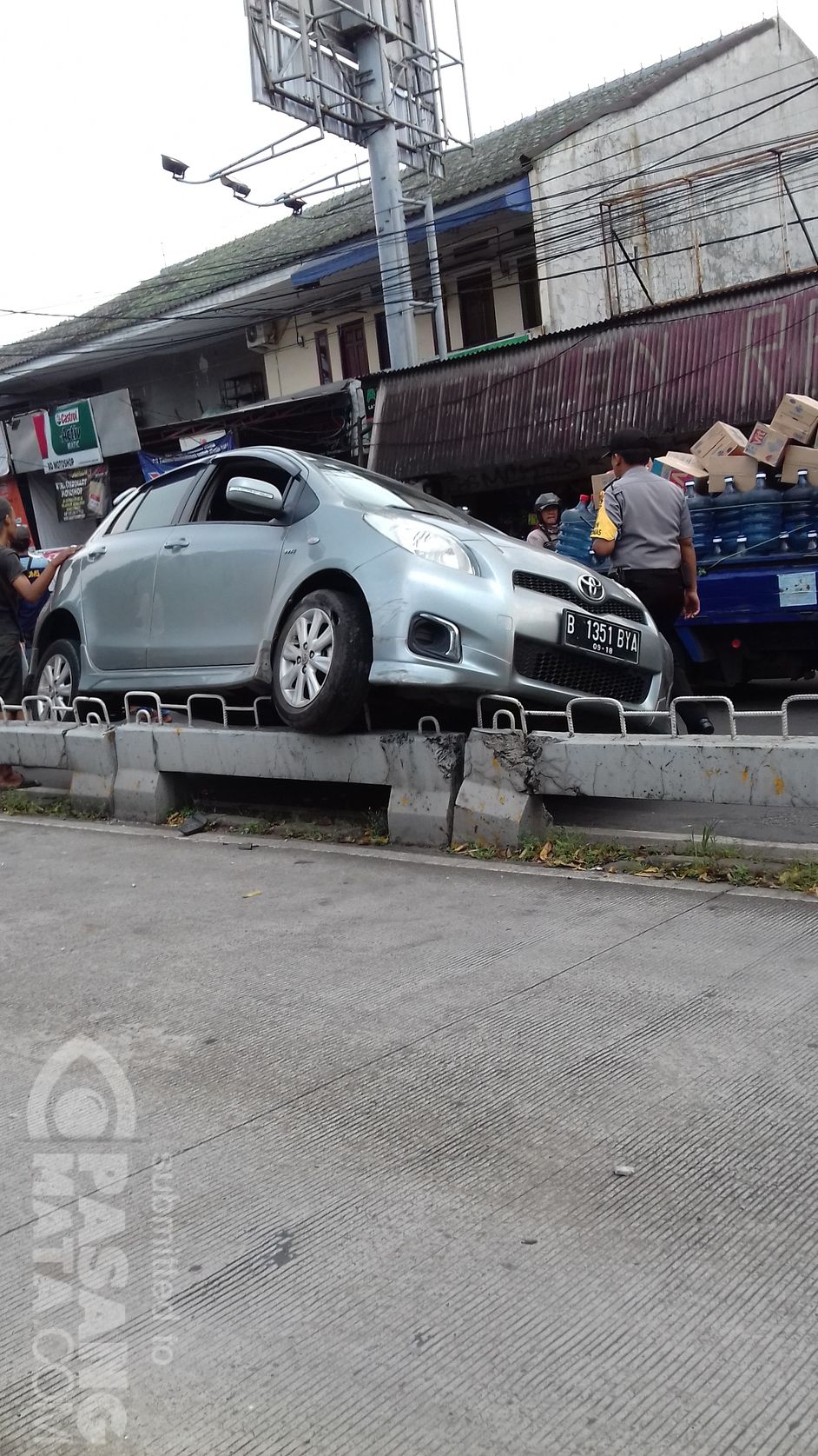 Parah Toyota Yaris Naik Separator Busway Di Kebon Jeruk