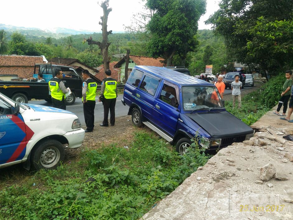  Kecelakaan Mobil Kijang vs Motor di Balaikambang Brebes 