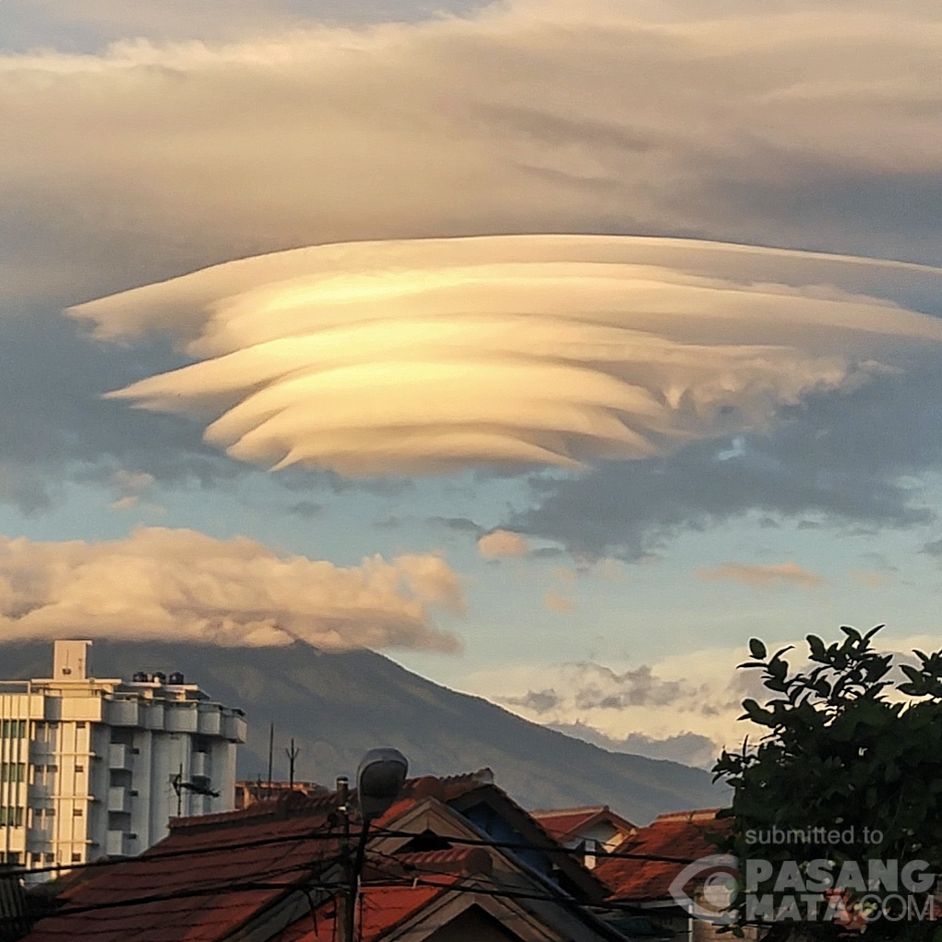 Pemandangan Indah Awan Di Atas Gunung Salak Bogor Pagi Tadi