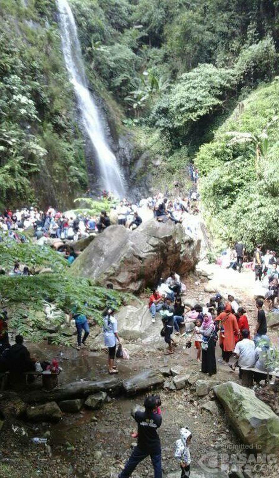 Ratusan Warga Serbu Curug Cigentis Di Karawang Selatan Umum Pasangmata