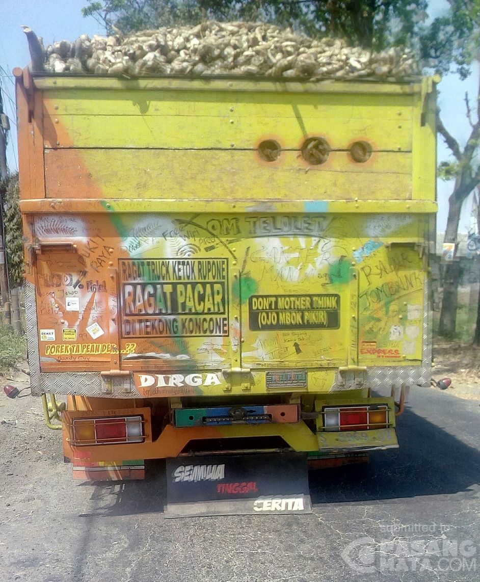 Tulisan Di Belakang Truk Ini Bikin Kita Tersenyum YangUnik