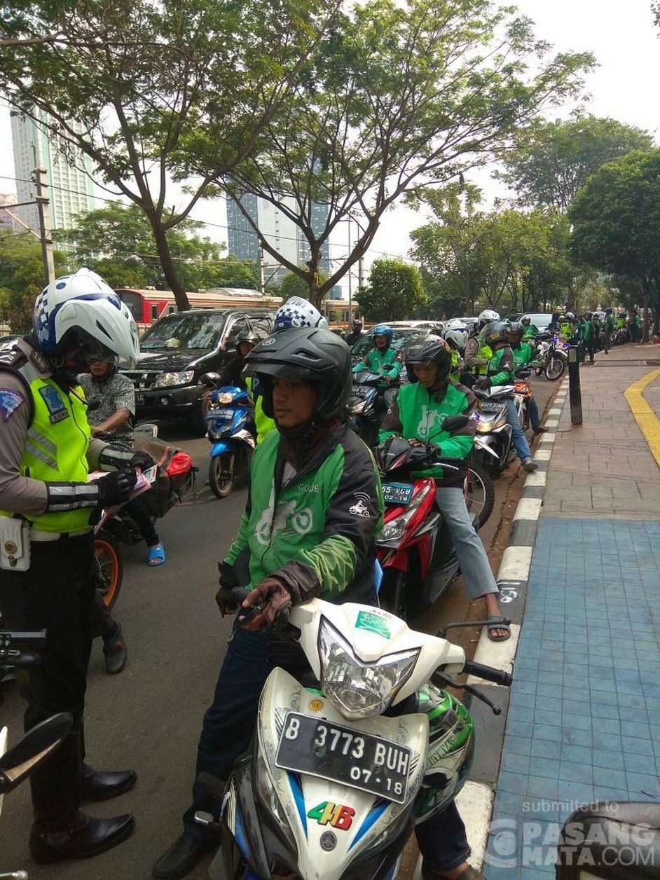 20 Motor Ojek Online Kena Razia Tertib Trotoar Di Senayan