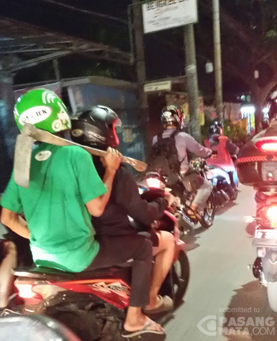 Kehilangan Sawah Orang Ini Naik Ojek Online Bawa Cangkul