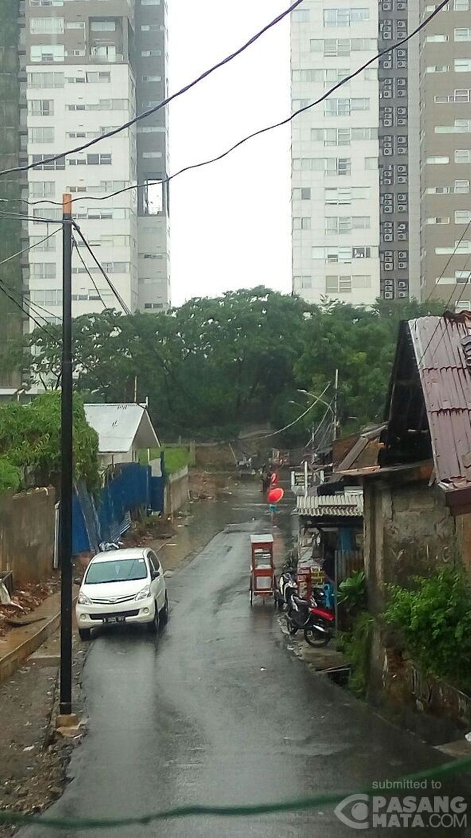 Hujan Deras Sebabkan Genangan Air di Jalan  Jatayu  Cuaca 