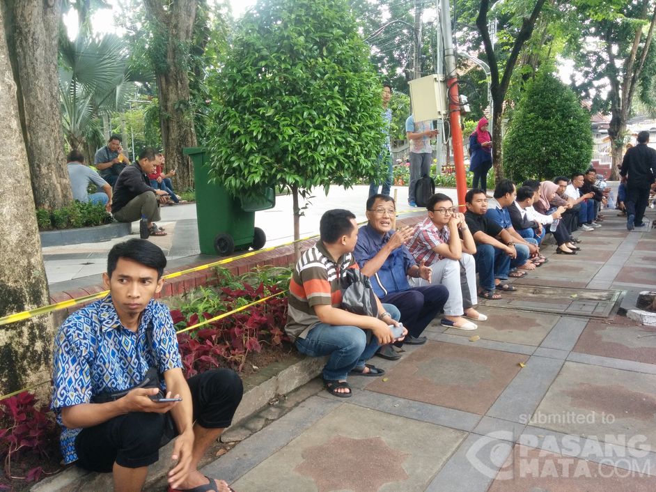 Antrian Panjang Menunggu Bis Sim Di Taman Bungkul Surabaya