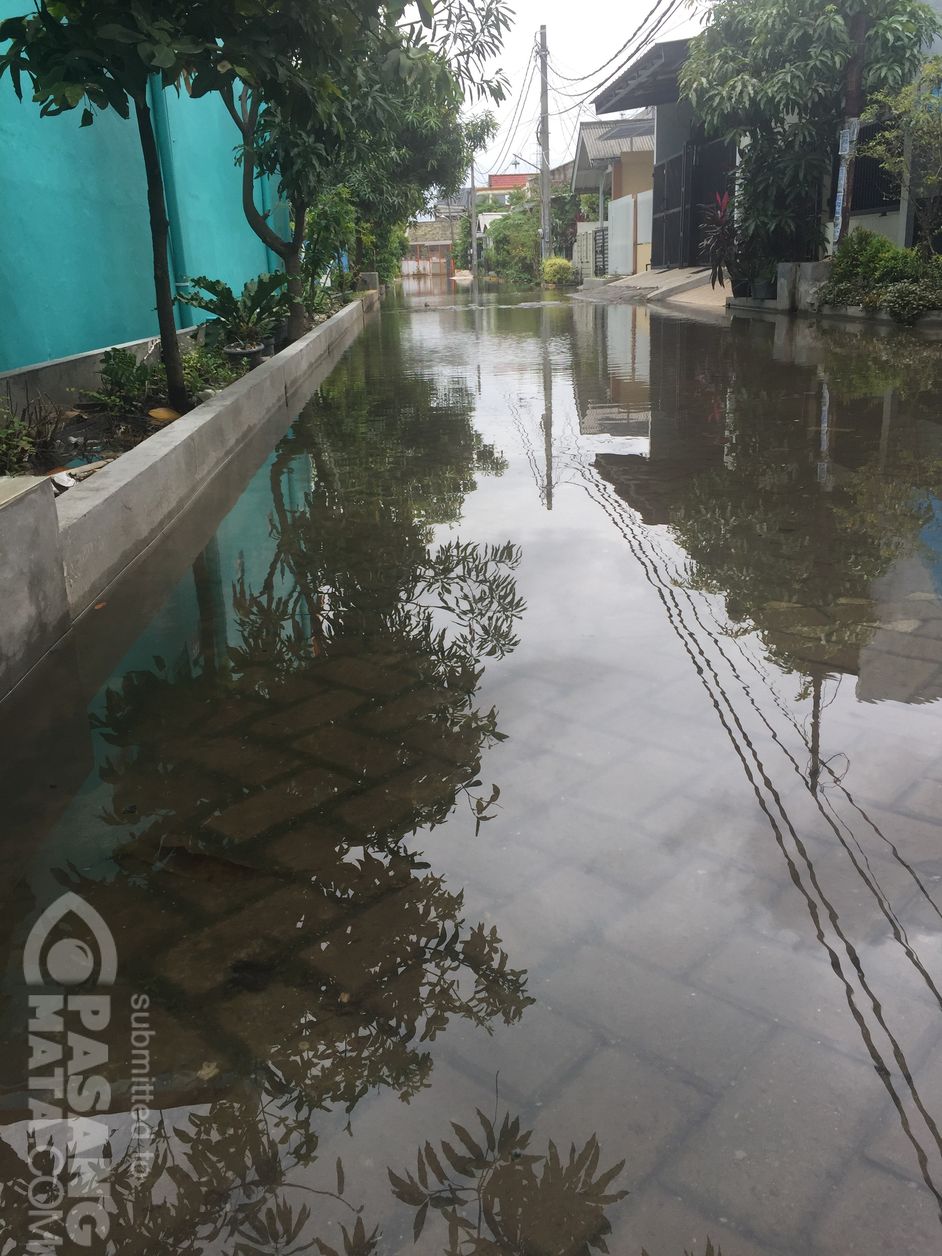 Hujan Sebabkan Perumahan Taman Harapan Baru Tergenang Air