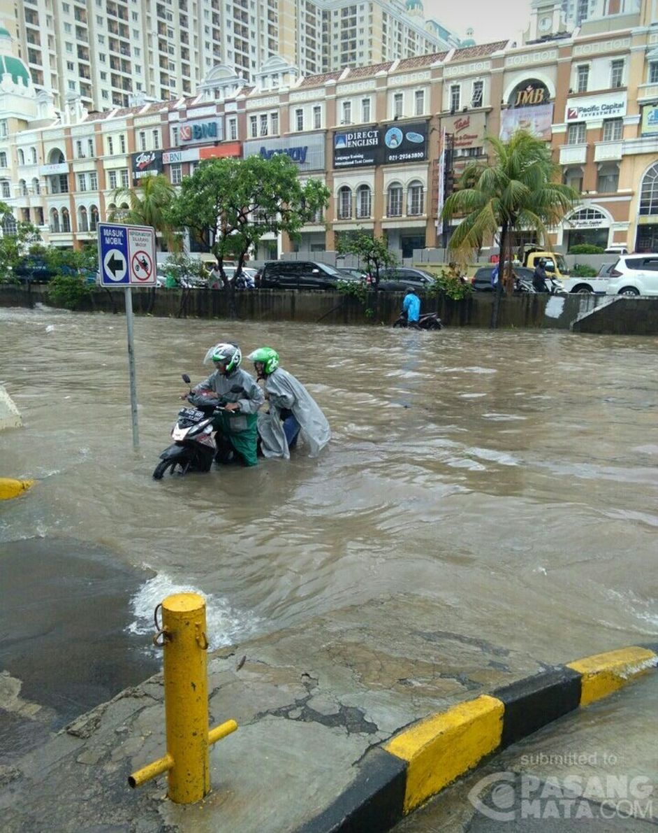 Banjir 50 Cm Di Kelapa Gading Banyak Motor Mogok