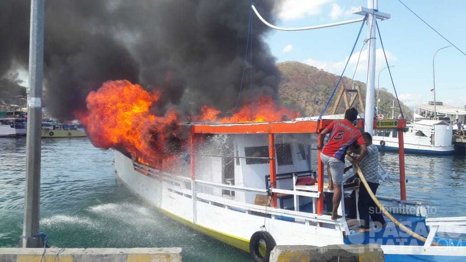Kapal Wisata Di Pelabuhan Kupp Labuan Bajo Terbakar