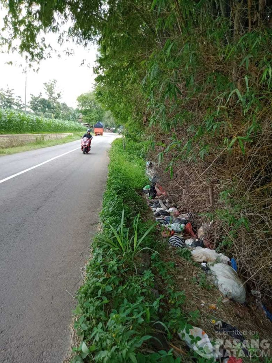 Sampah Berjejer Di Jalan Raya Ponorogo Ganggu Pemandangan