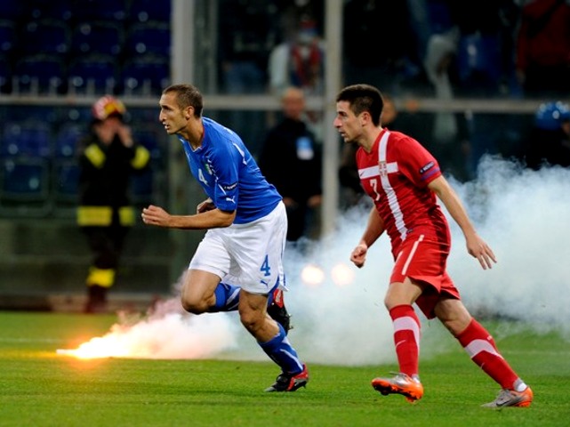 Rusuh di Laga Italia vs Serbia