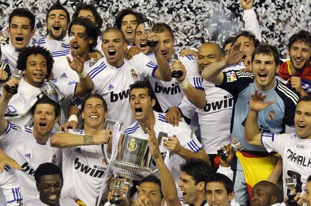 Download Gambar gambar real madrid pegang piala Keren