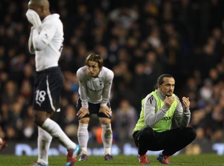 Sanli Tuncay berdoa untuk Muamba. (Clive Rose/Getty Images)