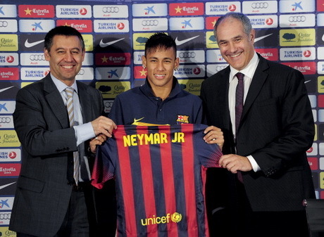 Neymar saat hijrah ke Barca tahun lalu (AFP/Josep Lago)