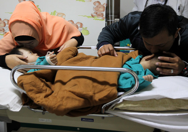 Menyentuh! Foto Bayi Kembar Memeluk Saudaranya yang Sakit