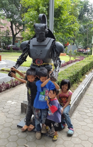 Asyiknya Selfie Bareng Gatotkaca Di Taman Superhero Bandung