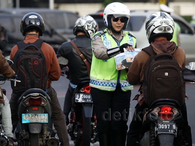 Berhijab, Polisi Wanita Amerika Ini Menuai Pro dan Kontra