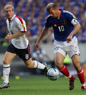Scholes dan Zidane tahun 2004 (AFP/Franck Fife)