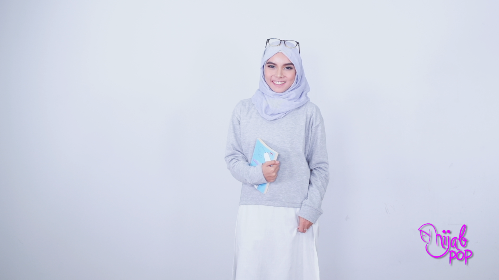 Foto Gaya  Hijab  Feminin Fotografer Cantik Asal Inggris 