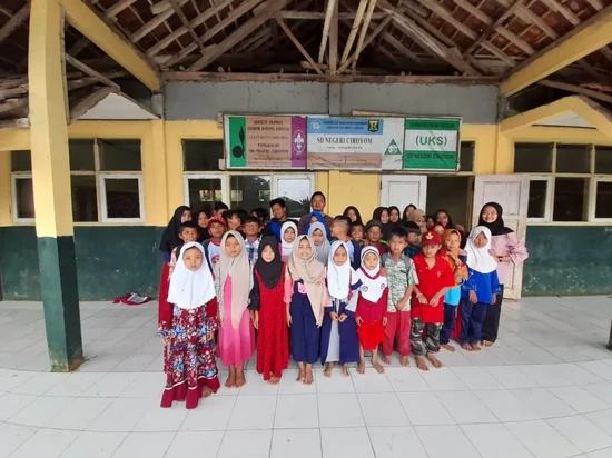 Cerita Satu-satunya Guru Mengajar di Sekolah Pelosok Ciroyom