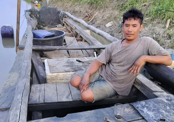 Dengan Perahu Lapuk, Mujiono Terus Berjuang Menafkahi Keluarga