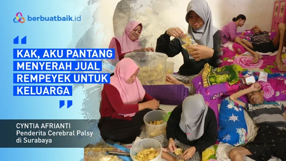 Perjuangan Remaja Cerebral Palsy Berjualan Peyek Keliling dengan Ayah Sakit Keras