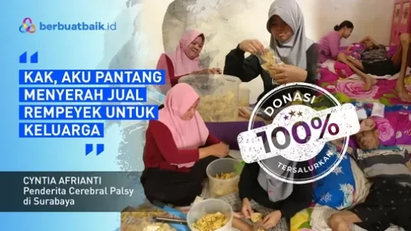 Perjuangan Remaja Cerebral Palsy Berjualan Peyek Keliling dengan Ayah Sakit Keras