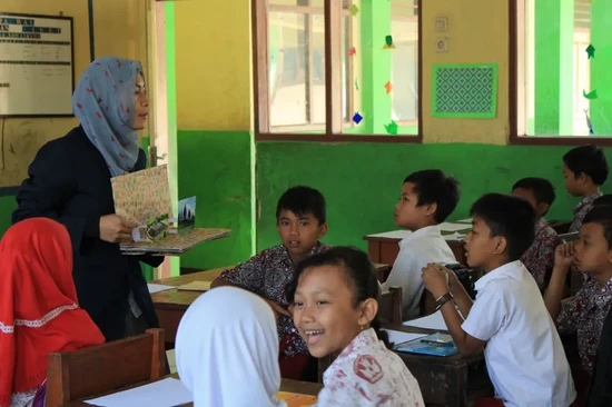 Relawan Bergelar S2 Siap Terangi Pendidikan di NTT