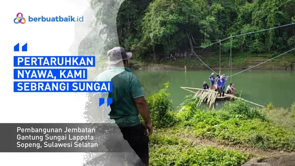 Seberangi Sungai Hanya dengan Rakit, Warga Desa Watu Pertaruhkan Nyawa