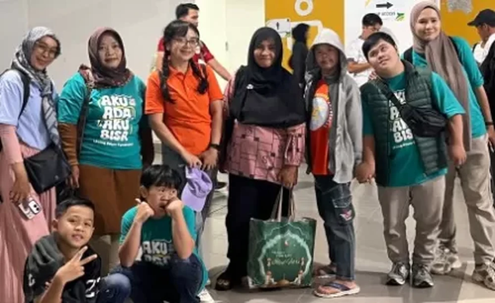 Suka Cita Anak-anak Down Syndrome dan Santri Dukung Timnas U-22 di Lapangan Lawan Mali