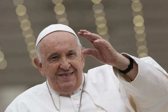 Teladan Kesederhanaan Paus Fransiskus dalam Kunjungan ke Indonesia