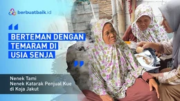 Dengan Mata Katarak, Nenek Tami Menjaja Kue dalam Redupnya Cahaya