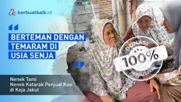 Dengan Mata Katarak, Nenek Tami Menjaja Kue dalam Redupnya Cahaya