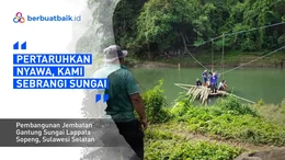 Seberangi Sungai Hanya dengan Rakit, Warga Desa Watu Pertaruhkan Nyawa